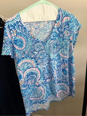 Lilly Pulitzer Blue Pink Multi V‑Neck Short Sleeve Tee